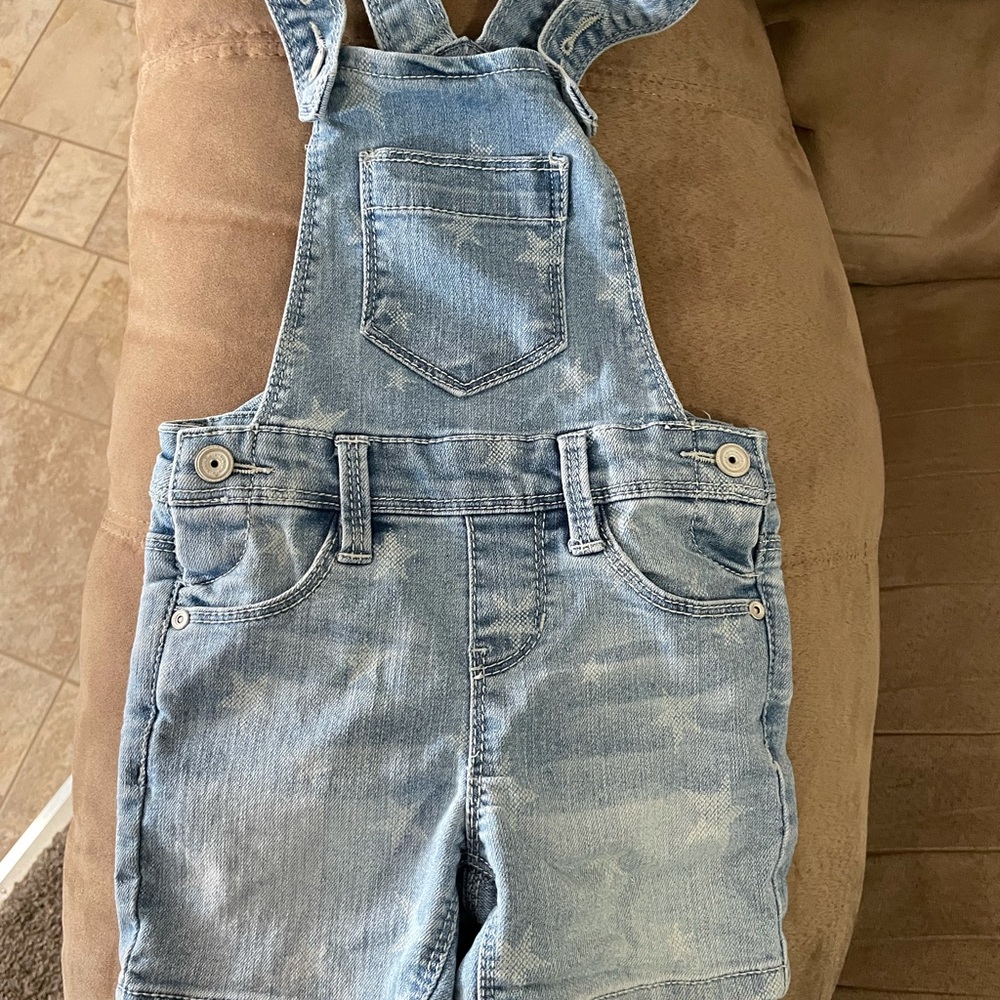 Squeeze denim short overhauls with stars on